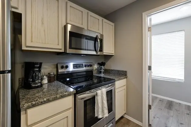 Daire (CityScape - Premier Condo -VIEWS - Up)