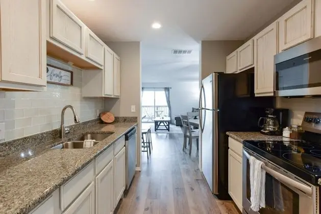 Daire (CityScape - Premier Condo -VIEWS - Up)