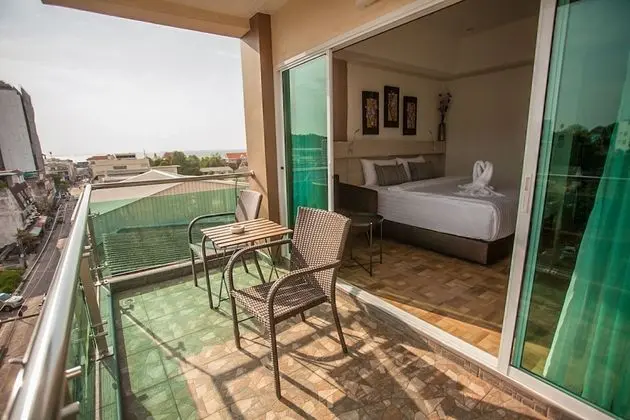 Deluxe Room Higher Floor with Jetted Bathtub