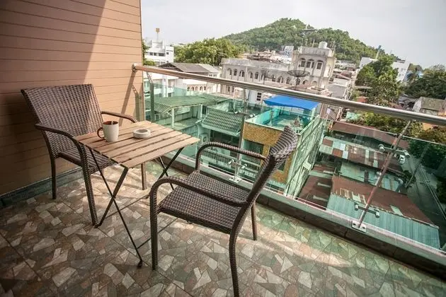 Deluxe Room Higher Floor with Jetted Bathtub