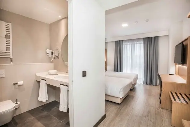 Basic Tek Büyük Yataklı Oda