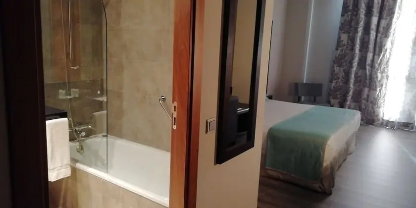 Büyük Yataklı Tek Kişilik Oda