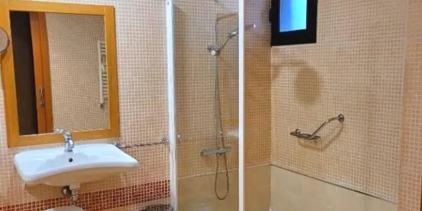 Büyük Yataklı Tek Kişilik Oda