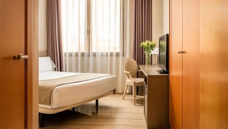 Büyük Yataklı Tek Kişilik Oda