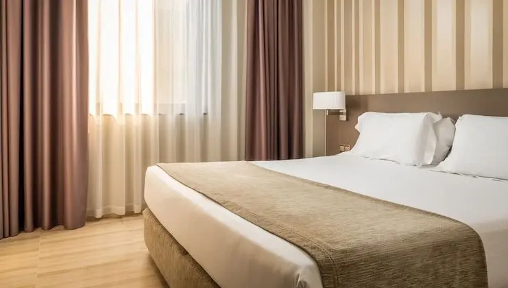 Büyük Yataklı Tek Kişilik Oda