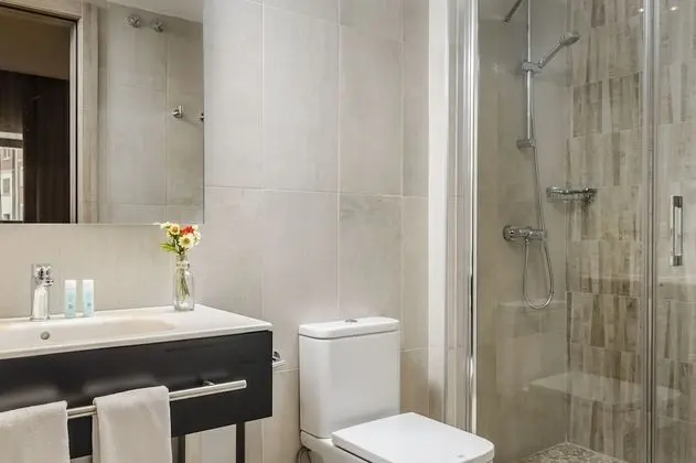 Büyük Yataklı Tek Kişilik Oda