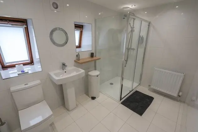 İki Ayrı Yataklı Oda, Ortak Banyo