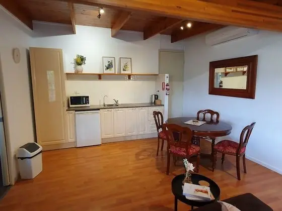 Standard Studio, 1 Queen Bed, Kitchen, Garden View (Wattle Suite)