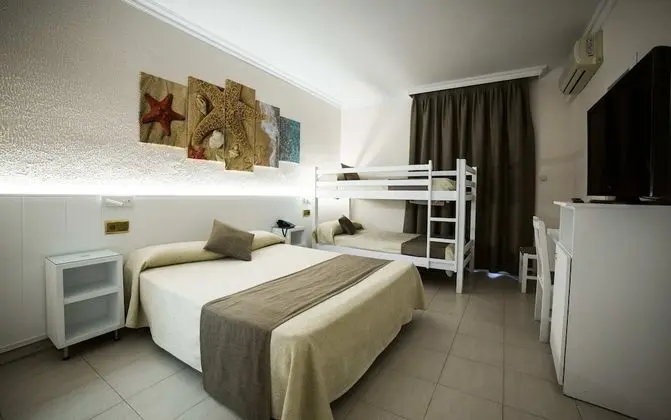 Dört Kişilik Oda (2 + 2)