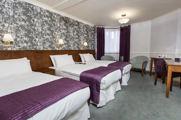 Üç Kişilik Oda (Crown, 1 Double and 1 Single Beds)