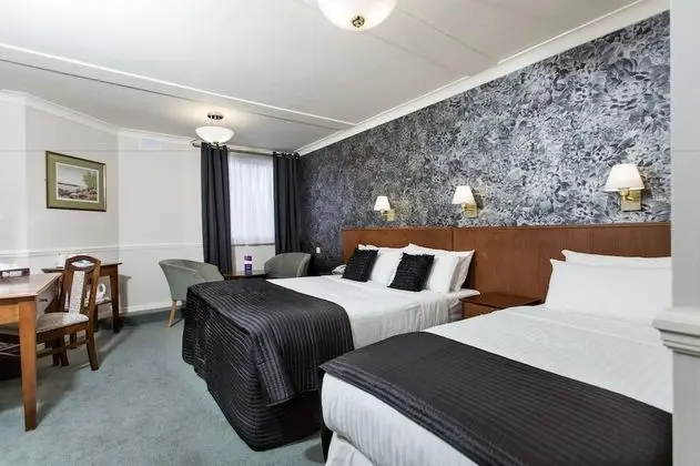 Üç Kişilik Oda (Crown, 1 Double and 1 Single Beds)