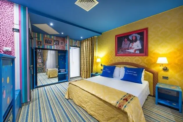 Deluxe Tek Büyük veya İki Ayrı Yataklı Oda, Kısmi Deniz Manzaralı