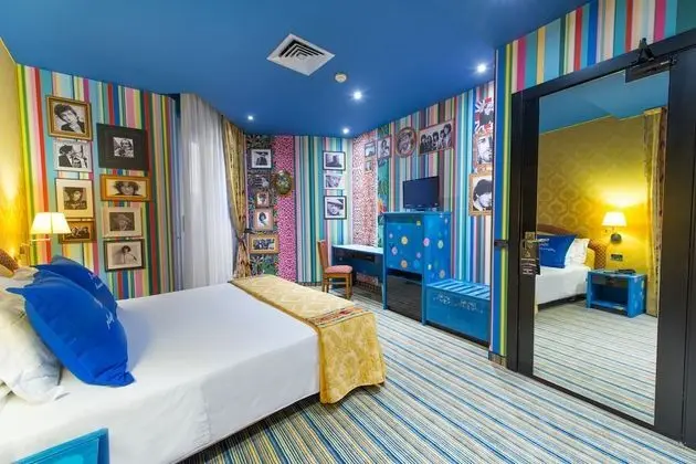 Deluxe Tek Büyük veya İki Ayrı Yataklı Oda, Kısmi Deniz Manzaralı