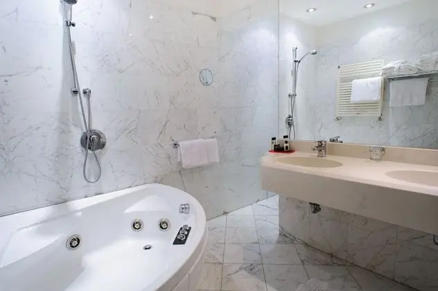 Deluxe Tek Büyük veya İki Ayrı Yataklı Oda, Kısmi Deniz Manzaralı