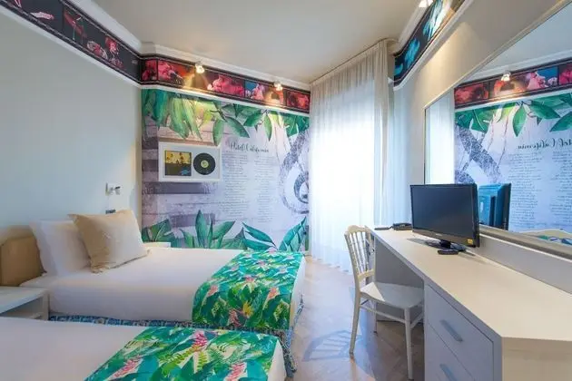 Superior Tek Büyük veya İki Ayrı Yataklı Oda, Kısmi Deniz Manzaralı