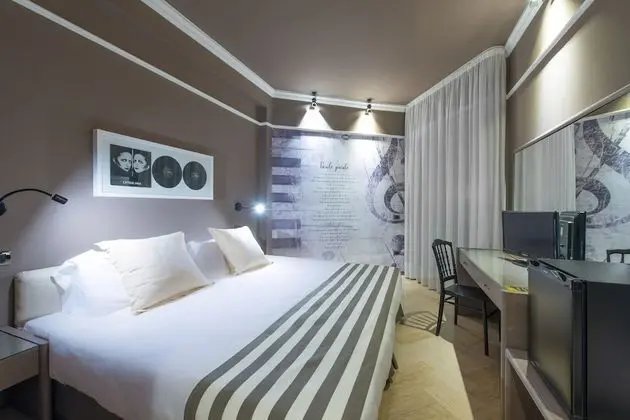 Superior Tek Büyük veya İki Ayrı Yataklı Oda, Kısmi Deniz Manzaralı