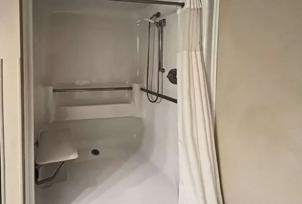 Oda, 1 En Büyük (King) Boy Yatak, Engellilere Uygun, Sigara İçilmez