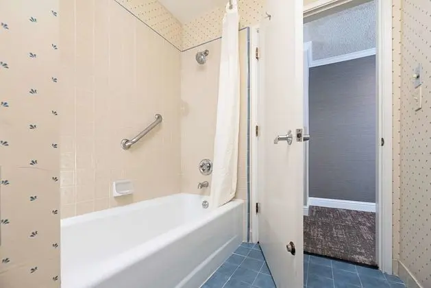 Oda, 2 Büyük (Queen) Boy Yatak, Engellilere Uygun, Sigara İçilmez (Bathtub)