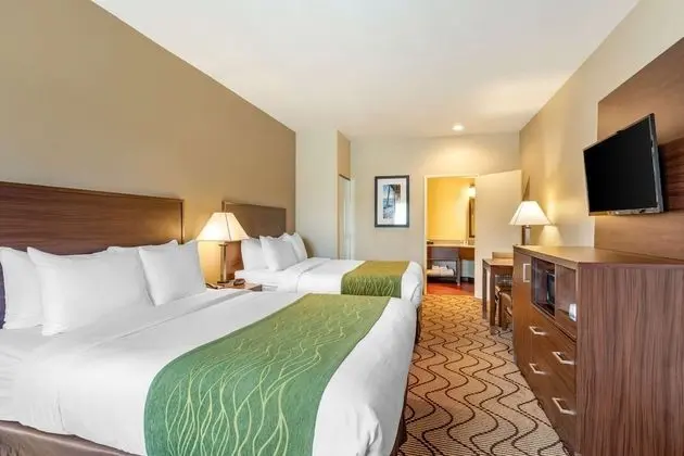 Accessible Room, 2 Queen Beds, Roll-In Shower, Non Smoking