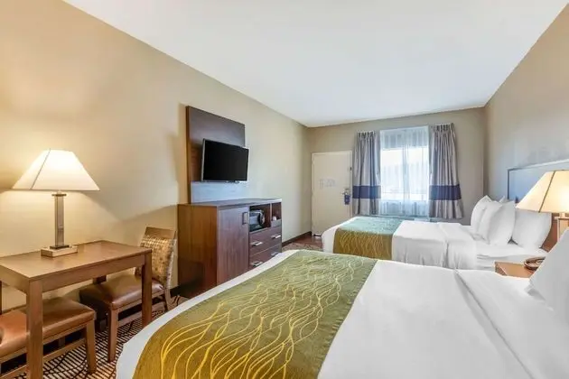 Accessible Room, 2 Queen Beds, Roll-In Shower, Non Smoking