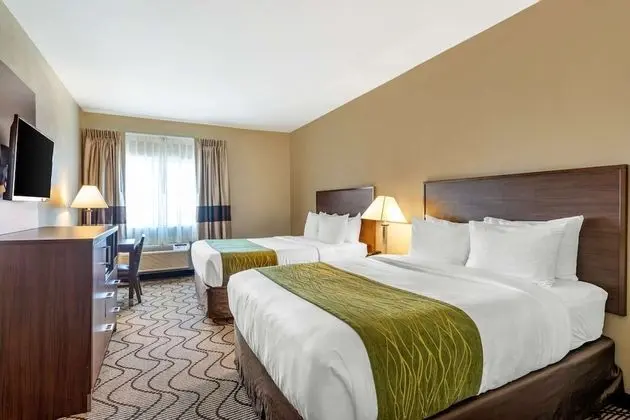 Accessible Room, 2 Queen Beds, Roll-In Shower, Non Smoking