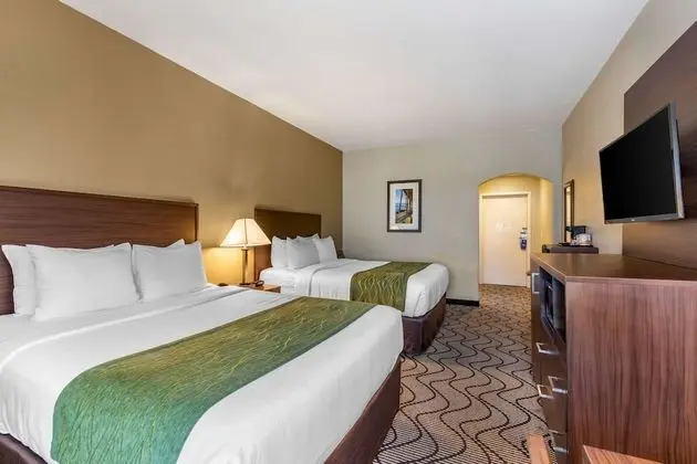 Accessible Room, 2 Queen Beds, Roll-In Shower, Non Smoking