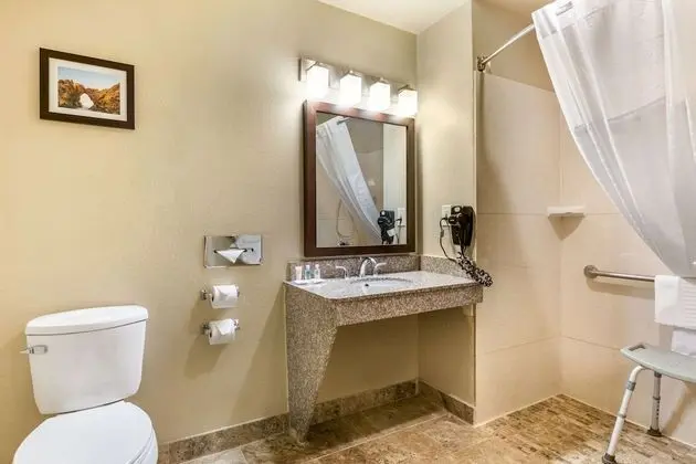 Accessible Room, 2 Queen Beds, Roll-In Shower, Non Smoking