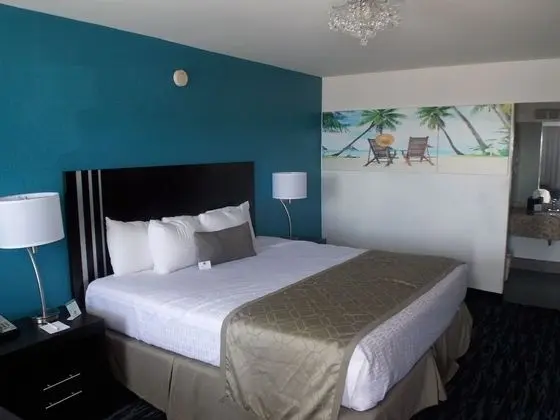Standard Room, 1 King Bed, Non Smoking, Pool Side