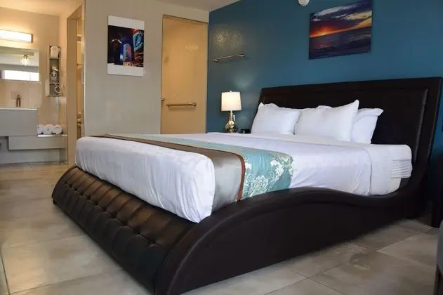 Standard Room, 1 King Bed, Non Smoking, Pool Side