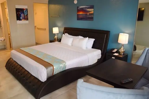 Standard Room, 1 King Bed, Non Smoking, Pool Side