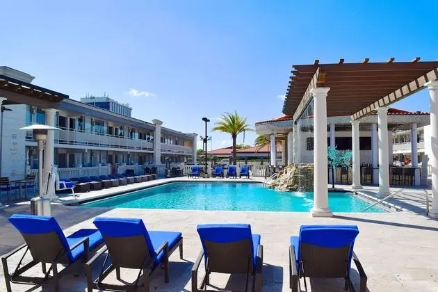 Standard Room, 1 King Bed, Non Smoking, Pool Side