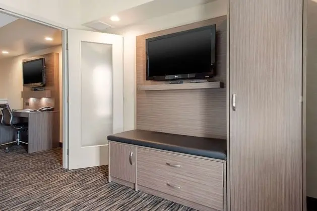 Süit, 1 Büyük (Queen) Boy Yatak ve Çekyat, Sigara İçilmez (2 Person Sofa bed)