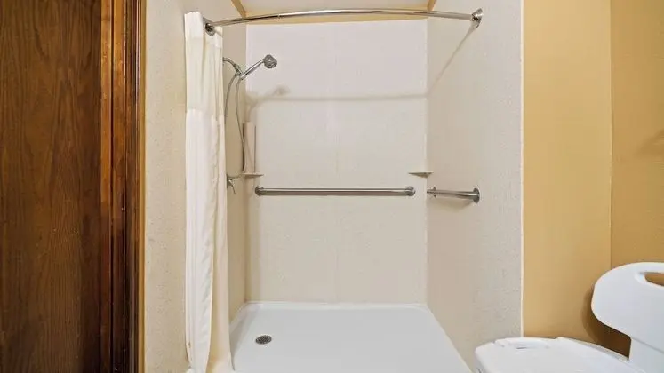 Oda, 2 Büyük (Queen) Boy Yatak, Engellilere Uygun, Sigara İçilmez (Accessible Tub)