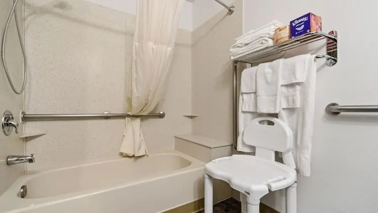 Oda, 2 Büyük (Queen) Boy Yatak, Engellilere Uygun, Sigara İçilmez (Accessible Tub)