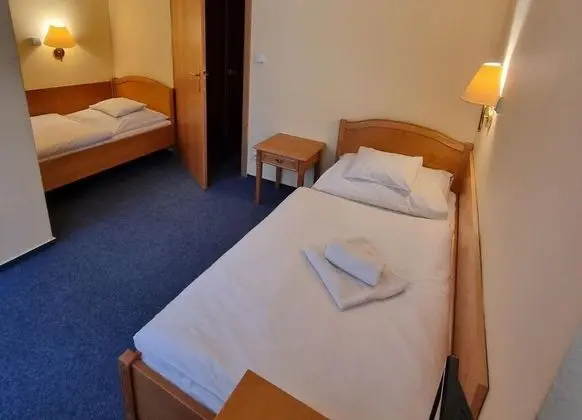 Tek Büyük veya İki Ayrı Yataklı Oda (in hotel Claris)