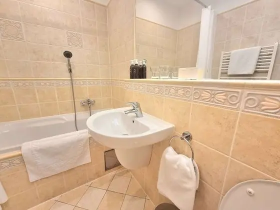 Tek Büyük veya İki Ayrı Yataklı Oda (in hotel Claris)
