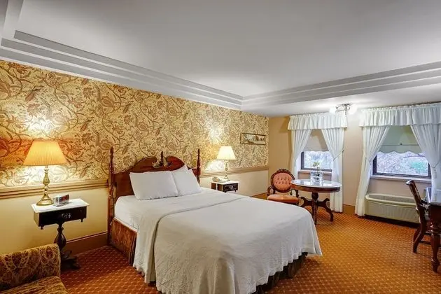 Traditional Oda, 1 Büyük (Queen) Boy Yatak (Guest Room with One Queen Bed)