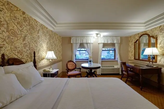 Traditional Oda, 1 Büyük (Queen) Boy Yatak (Guest Room with One Queen Bed)