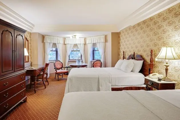 Traditional Oda, 2 Büyük (Queen) Boy Yatak (ADA with Two Queen Beds)