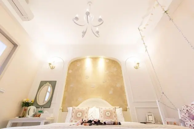 Romantic Tek Büyük Yataklı Oda, 1 Büyük (Queen) Boy Yatak (Extra 1 child TWD300 use existing bed)