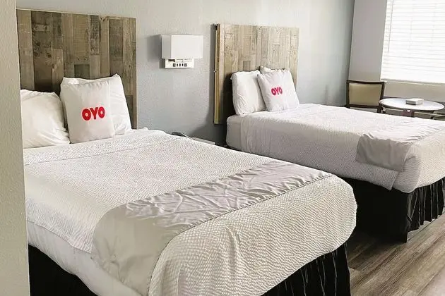 Oda, 2 Büyük (Queen) Boy Yatak
