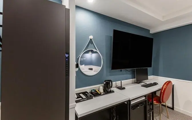 Oda (Deluxe (with styler Netflix available)