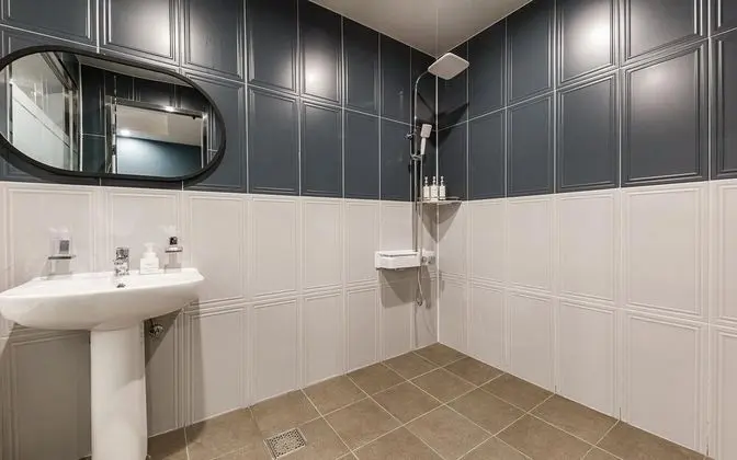 Oda (Deluxe (with styler Netflix available)