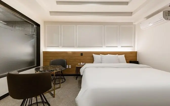 Oda (Deluxe (with styler Netflix available)