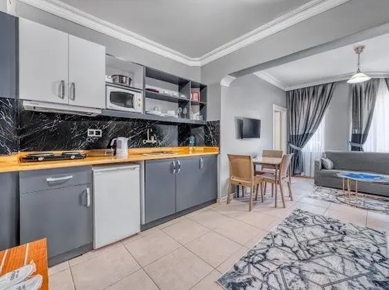 Apart Oda, Kara veya Havuz Manzaralı, Balkonlu