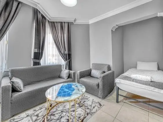 Apart Oda, Kara veya Havuz Manzaralı, Balkonlu