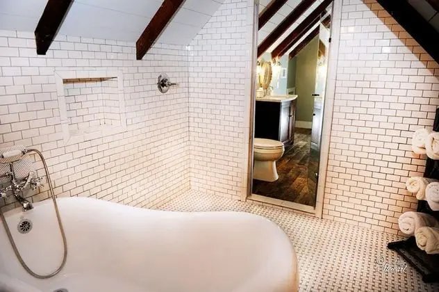 Oda, Özel Banyo (Cardinal Branch)