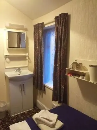 İki Ayrı Yataklı Oda, Ortak Banyo