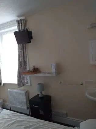 İki Ayrı Yataklı Oda, Ortak Banyo