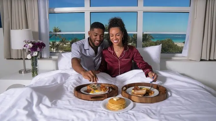 Odada yemek servisi